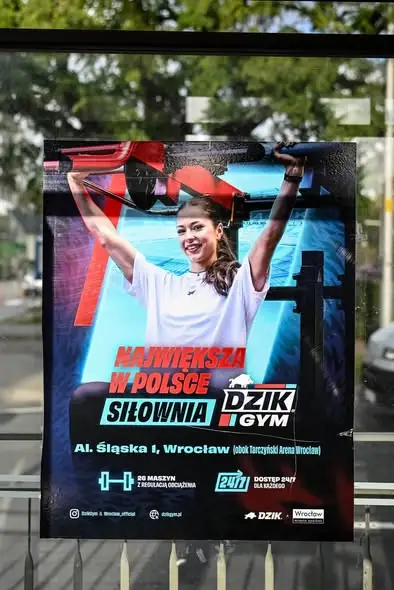 Plakaty o największej siłowni w Polsce pojawiły się na wrocławskich przystankach