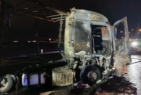 Pożar TIR-a na zjeździe z A4 na A8. Kierowca w szpitalu