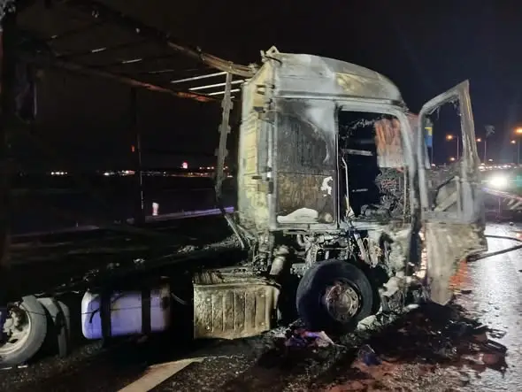 Pożar TIR-a na zjeździe z A4 na A8. Kierowca w szpitalu