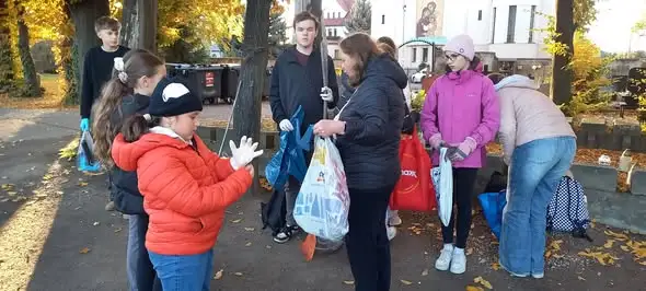 Wolontariusze ze szkoły w Żórawinie zadbali o opuszczone groby przed Świętem Zmarłych