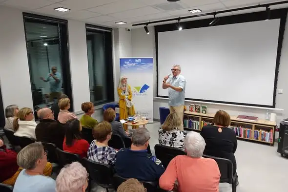 Nowa biblioteka w Długołęce tętni życiem – gwiazdy odwiedzają mieszkańców