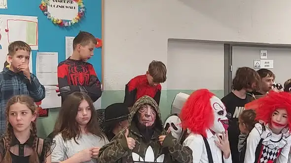 Halloweenowy kiermasz w szkole: groza, uśmiech i słodka charytatywna misja