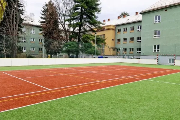 Wrocław: Przestrzeń przy Szkole Podstawowej nr 1 może zyskać nowy plac zabaw i strefę relaksu