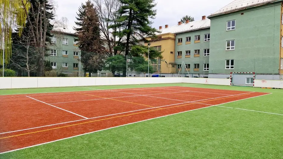 Wrocław: Przestrzeń przy Szkole Podstawowej nr 1 może zyskać nowy plac zabaw i strefę relaksu