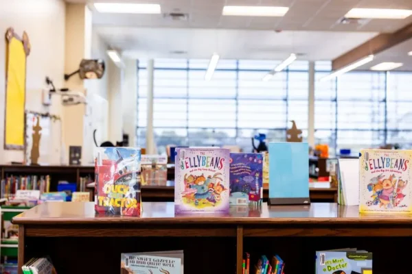Głośne czytanie w Siechnicach – książka wyszła z biblioteki i spotkała się z dziećmi